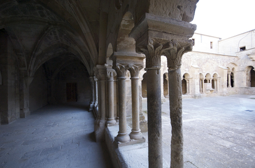 Columnas y capiteles de la galer´ìa oriental del claustro de Vallbona